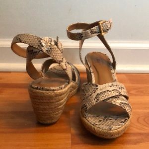 Fake snakeskin wedge